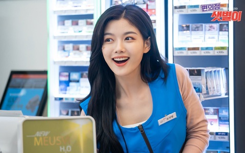 Kim Yoo Jung quá đẹp nên chỉ đánh son dưỡng nhàn nhạt trong “Backstreet Rookie” vẫn xinh hết sức