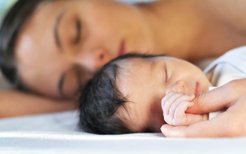 Ám ảnh với cảnh ông bố bế con bất động chạy tới phòng cấp cứu, bác sĩ nhi cảnh báo về việc ngủ chung giường với con