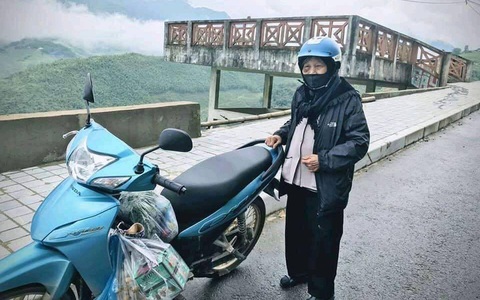 Cô cháu gái kể về bà nội 90 tuổi được giới trẻ ngưỡng mộ nhất hôm nay khi ngồi xe máy phượt hơn 200km lên Sapa, ngày trở về muốn "order" liền một chuyến sang tận Paris!