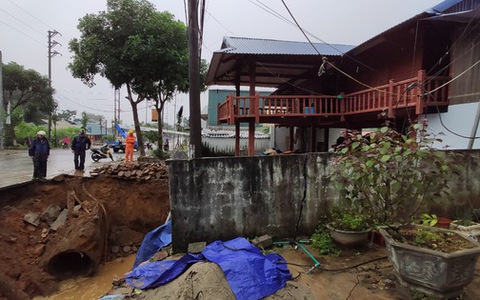 Nhiều hộ dân tháo chạy ra khỏi nhà khi hố tử thần xuất hiện trong đêm