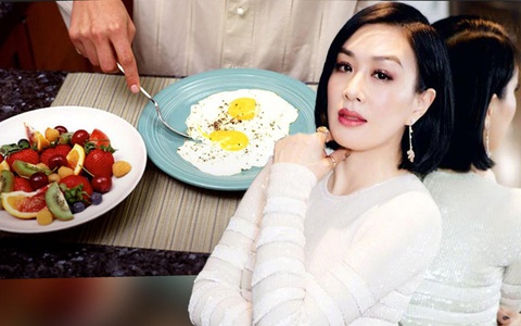 "Mỹ nữ gốc Việt đẹp nhất Châu Á" 50 tuổi vẫn mảnh mai, hấp dẫn khiến gái trẻ phải ghen tị: Bí quyết đến từ một nguyên tắc cực hay khi ăn tối