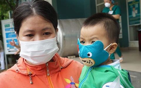 Người mẹ bật khóc gửi lời cảm ơn thầy thuốc đón con gái hơn 1 tuổi được chữa khỏi Covid-19