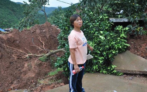 Mưa lũ ở TQ: Núi lở, san bằng nhà cửa, chặt đường thành nhiều mảnh, "nhìn thấy mà đôi chân mềm nhũn"