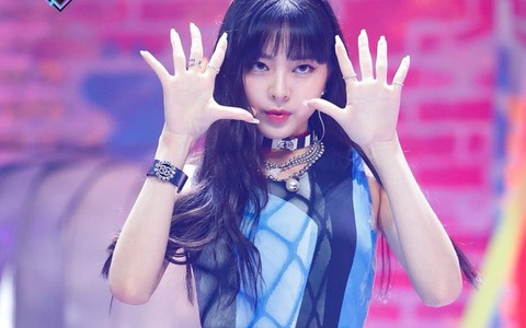 Visual 16 tuổi của JYP diện đồ hơi "lúa" nhưng vẫn được dung thứ vì... bóng lưng xuất sắc quá