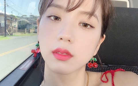 Jisoo rất hay đánh son "lem nhem", tưởng lỗi nhưng lại là độc chiêu giúp cô chuyển style sexy thành công