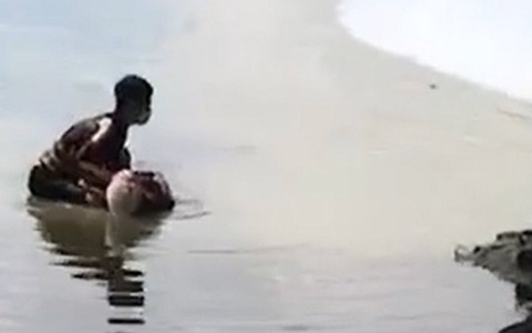 Nam thanh niên nhảy xuống sông Tô Lịch cứu cụ bà chới với dưới dòng nước đen