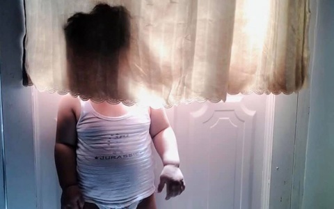 Cả thế giới ra đây mà xem: Chơi trốn tìm với mẹ mà cậu bé trốn kiểu "giấu đầu hở đuôi" khiến ai nấy cười ngất