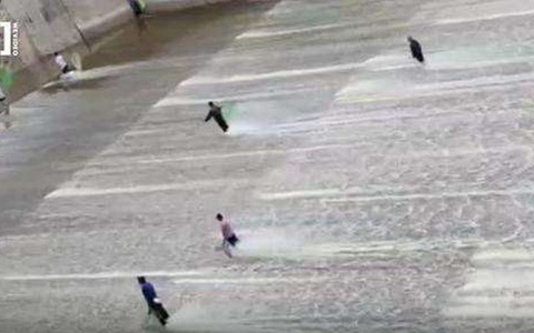 Người TQ nô nức bắt cá mùa lũ: Cảnh tượng hoành tráng như "cao thủ võ lâm ngự kiếm phi tiên"