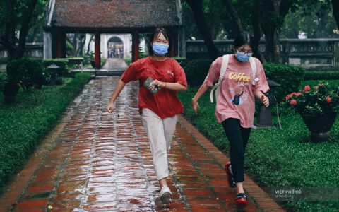 Mặc mưa rơi, sĩ tử Hà Nội vẫn kéo nhau đi Văn Miếu thắp hương cầu may trước "kỳ thi quan trọng nhất đời người", quyết tâm tuổi trẻ là đây chứ đâu!