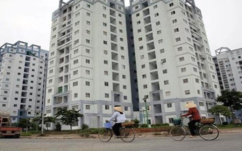 Tranh thủ chung cư giá rẻ giảm giá, bà nội trợ đi xem nhà để tính toán đợi thời cơ
