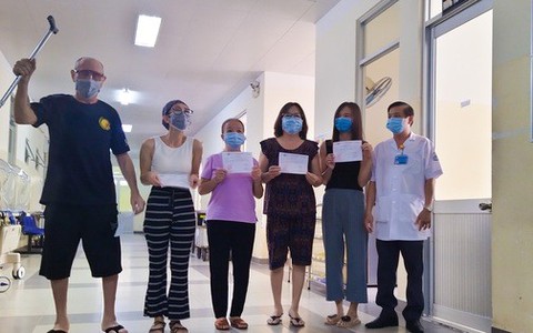 Võ sư Mỹ mắc Covid-19 nặng xuất viện, cầu hôn bệnh nhân 450