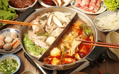 Ngày mưa gió xì xụp ăn lẩu quả là nhất nhưng chị em có biết món này đã 2000 năm tuổi?