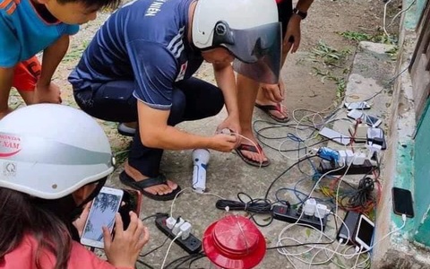 Giữa nơi ảnh hưởng nhất bởi cơn bão số 5, có 1 trạm sạc miễn phí giúp đỡ cả trăm người duy trì sinh hoạt trong lúc khó khăn