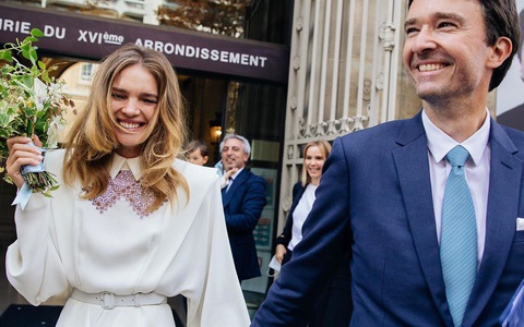 Siêu mẫu Nga và con trai chủ tịch LVMH kết hôn giản dị, ngắm váy cưới đơn giản của cô dâu lại càng bất ngờ