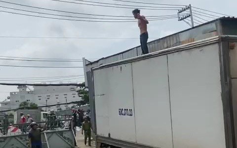 Người đàn ông ngáo đá cầm hung khí chặn xe tải ở quốc lộ 13 rồi “quậy” khiến người dân hoảng sợ
