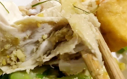 Nhớ đời ăn phải miếng gà còn nguyên bụng thức ăn thừa bên trong, anh chàng bức xúc hơn khi chủ quán xem như "chuyện cơm bữa", chẳng chút quan tâm?
