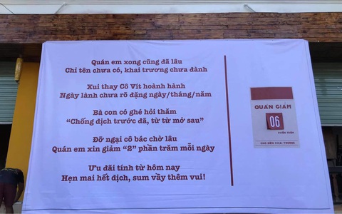 “Lỡ dại”... có tiền nên lấy liền mặt bằng ở Hội An để mở quán cà phê mà chả biết đặt tên, chủ quán treo tấm bảng với lời nhờ vả người đi đường và tặng kèm luôn bài thơ tâm đắc