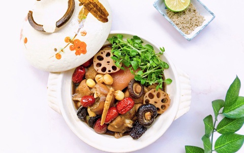 Cuối tuần bồi bổ sức khỏe cho cả nhà với món chân giò hầm thuốc bắc mềm ngon khó cưỡng