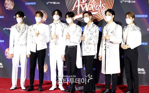 Thảm đỏ Grammy Hàn 2021 ngày 2: GOT7 buồn thiu sau tin tan rã, TWICE khoe chân dài, Jungkook tóc vàng chóe bên “em trai BTS” mặc váy