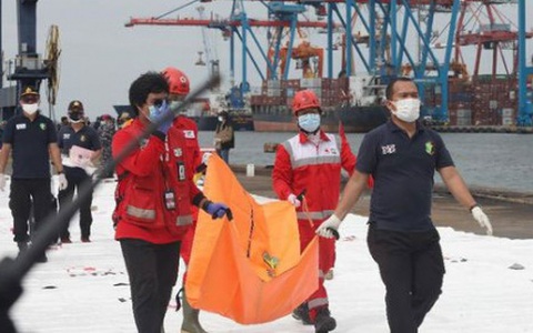 Indonesia: Tìm thấy nhiều bộ phận thi thể nạn nhân trong vụ rơi máy bay