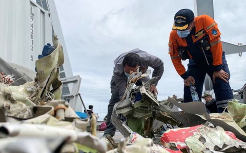 Indonesia tạm dừng tìm kiếm hộp đen Boeing 737-500