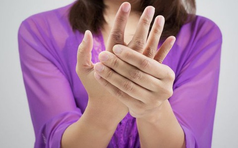 Tê tay chưa chắc là do mỏi, có thể là dấu hiệu của 4 bệnh này