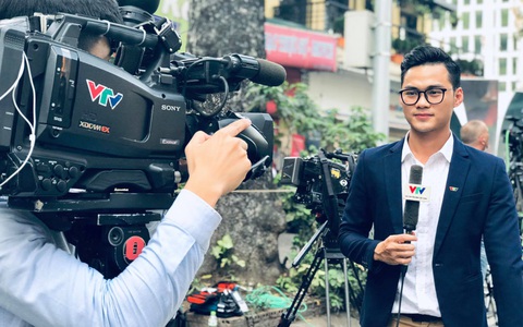 MC Thời sự nam trẻ nhất VTV khiến hội chị em "đứng hình" vì quá điển trai, biết thêm công việc bên ngoài của anh chàng lại càng bất ngờ hơn