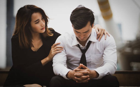 Thấy cậu bạn thân có bồ, tôi vội nói cho vợ bạn biết, phản ứng của cô ấy khiến tôi giật mình kinh hãi