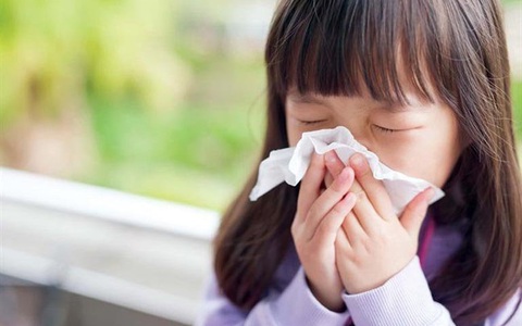 Căn bệnh khiến bé cứ ra ngoài khu vực có hoa chơi là khó thở