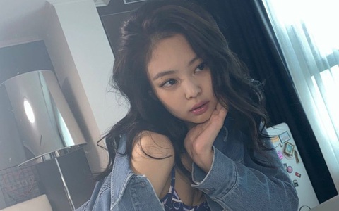 Cách nhau nửa vòng trái đất nhưng Kylie Jenner và Jennie BLACKPINK vẫn tâm đầu ý hợp từ kiểu tóc đến outfit mặc nhà