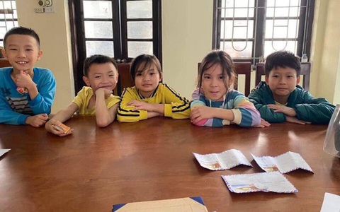 5 học sinh tiểu học đến công an trình báo nhặt được 3 phong bì có số tiền lớn