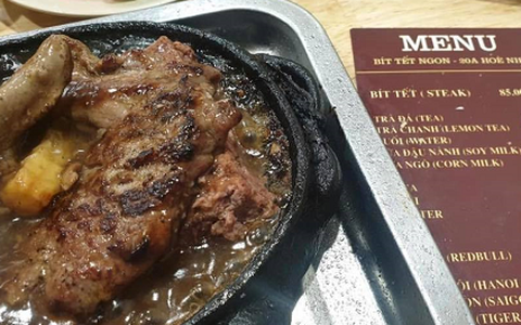 Gọi 1 phần steak tái nhưng đầu bếp mang ra phần cháy đều 2 mặt, khách phàn nàn liền bị chửi "vuốt mặt không kịp"