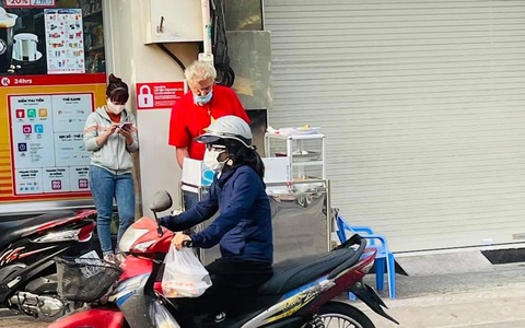 Ông Tây bán chuối chiên ở VN sau khi mắc kẹt vì dịch Covid-19 bị bóc phốt là "trịch thượng", dân mạng ra sức phủ nhận, bảo vệ hàng chuối chiên này đến cùng