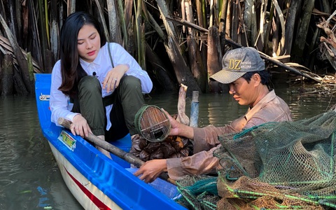 Vân Trang nuốt nước mắt khi chứng kiến cảnh gia đình nghèo phải sống tạm bợ dưới gầm cầu