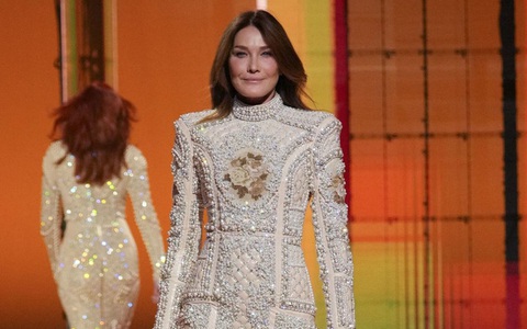 Quá nhiều điều hay ho tại show của Balmain: Cựu Đệ Nhất Phu nhân, siêu mẫu mới sinh con, minh tinh Hollywood... đều "càn quét" sàn diễn!