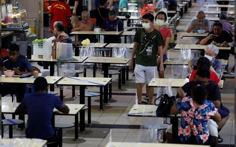 Covid-19: Tiêm đủ 83% dân số, tại sao Singapore vẫn "run chân quá mức"?