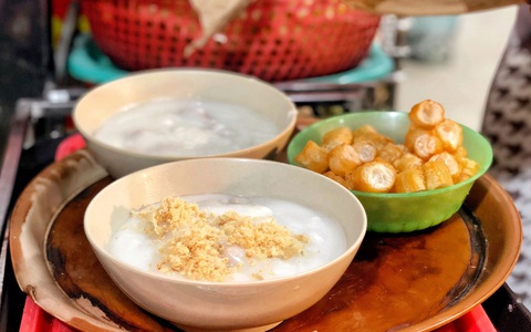 Trời mưa gió nhưng người Hà Nội vẫn "bất chấp" ra đường ăn bát cháo sườn, các hàng nướng khách xếp hàng "bao lâu cũng muốn chờ"