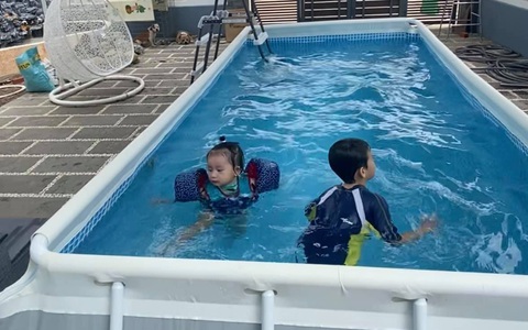 Về quê tránh dịch, gia đình quyết định "hô biến" góc sân nhỏ thành không gian cực chill cho cả nhà vui đùa, các con rời xa thiết bị điện tử