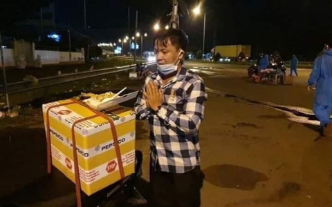 Người đàn ông ôm tro cốt của vợ về quê ghé dọc đường xin cơm chay vì lý do ai nghe qua cũng thấy xúc động! 