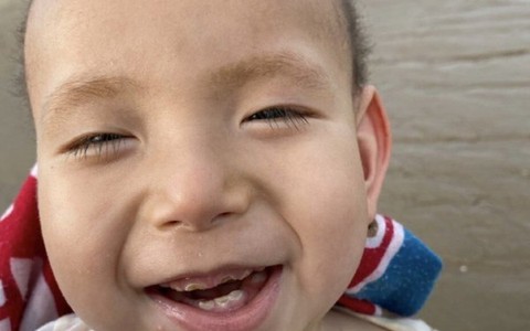 Không cam tâm nhìn con phải chết vì mắc bệnh hiếm, người bố học hết cấp 3 tự chế thuốc chữa