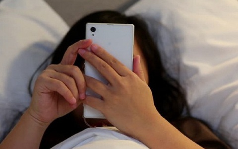 3 thời điểm nguy hiểm KHÔNG được dùng điện thoại vì dễ phát nổ, có thể làm hỏng võng mạc và gây bệnh ung thư não
