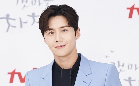 Phía Kim Seon Ho "Điệu Cha-Cha-Cha Làng Biển" lên tiếng về nghi vấn ép bạn gái phá thai, loạt báo chỉ đích danh nam diễn viên có hành động bất ngờ