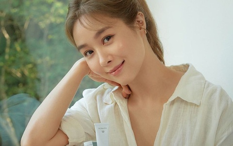 Bạn thân Song Hye Kyo U50 mà da dẻ căng mịn, style khét lẹt khéo còn "chặt" được cả cô, đọc profile mới thấy cũng xịn xò lắm
