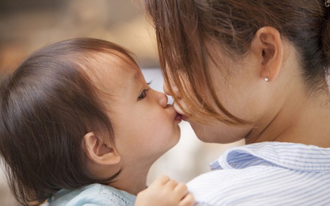 Dù là mối quan hệ thân thiết thì bố mẹ đừng cả nể, hãy biết từ chối đúng lúc vì sự an toàn của con nhỏ