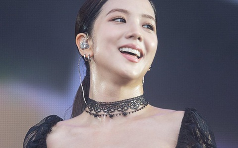 Jisoo từng suốt ngày đeo choker tới phát ngốt, soi vào mới hiểu lý do ẩn giấu