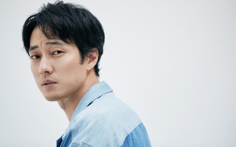 So Ji Sub tái xuất sau khi kết hôn với vợ trẻ kém 17 tuổi