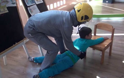 Kẻ lạ mặt nói "Anh trai cháu bị tai nạn, chú chở cháu đến bệnh viện", cô bé 11 tuổi nhanh trí hỏi lại 1 câu khiến tên bắt cóc bị vạch trần