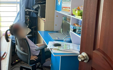 Bé lớp 4 ngồi im như tượng, giả vờ mạng lỗi trong giờ học online: Cứ tưởng trót lọt, ai ngờ bị cô bắt thóp vì điều không ngờ