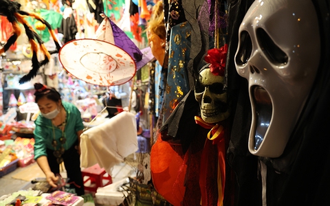 Đồ chơi 'ma quỷ' kinh dị tràn ngập phố Hàng Mã dịp Halloween