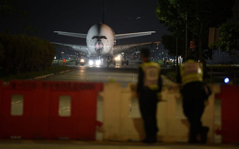 Hình ảnh độc nhất vô nhị: Siêu máy bay A380 xếp hàng đi trên đường phố Singapore và cái kết buồn cho những gã khổng lồ của bầu trời
